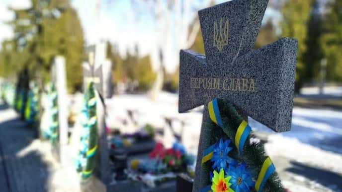 Семьи погибших защитников просят встречи с Зеленским из-за проблем с военным кладбищем