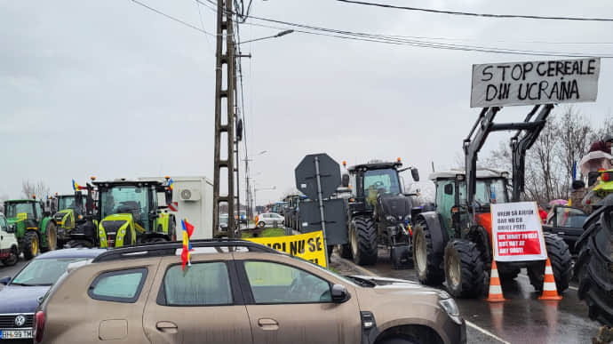 Romanian protesters block Ukrainian lorries at another checkpoint – photo