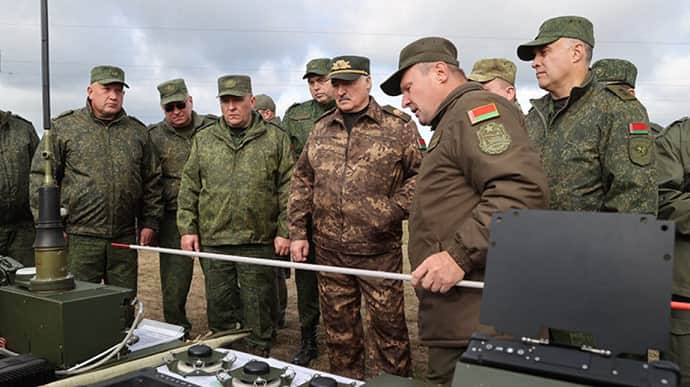 Лукашенко обіцяє за рік мати зброю для сучасної війни і погрожує ворогам 