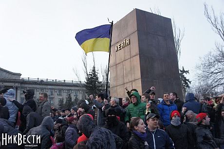 В Николаеве повалили памятник Ленину