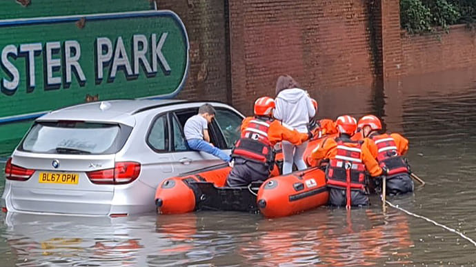 Потоп в Лондоне: закрыты станции метро и дороги
