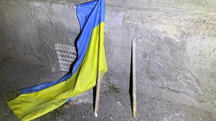В Одессе задержали мужчину, который сорвал со здания украинский флаг