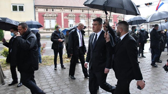 Скандал в Хорватии: президент ушел с церемонии из-за спорных футболок