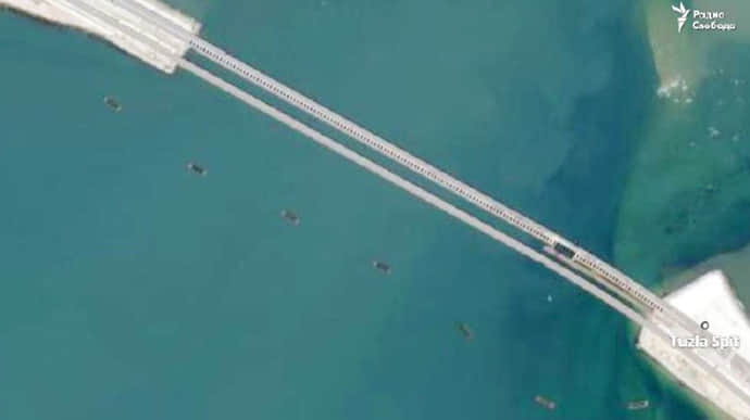 Спутник показал баржи-барикады от украинских дронов возле Крымского моста