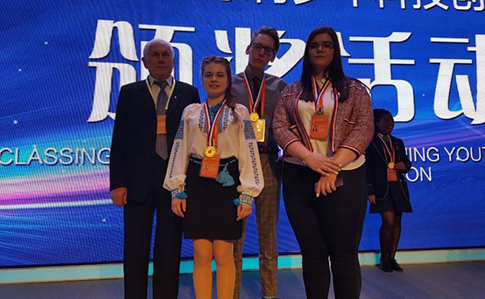 Трое украинских школьников победили на конкурсе научных разработок в Китае