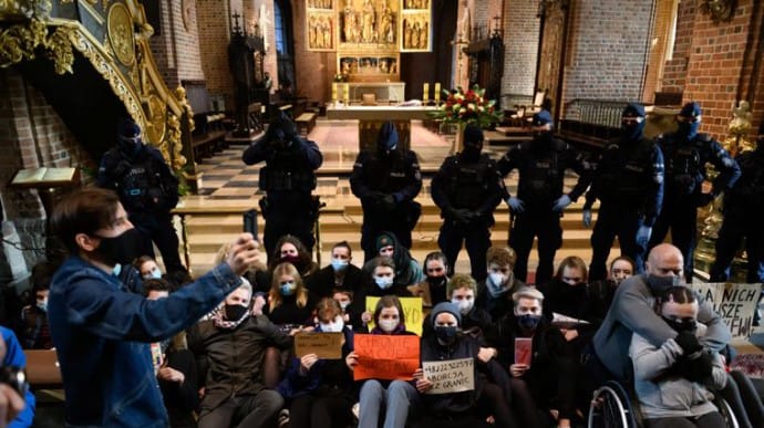 В Польше резко возросло отрицательное отношение к церкви
