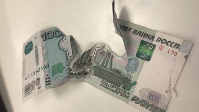 Херсонщина: в Геническе начали давать рубли – пенсионеры меняют их на гривни