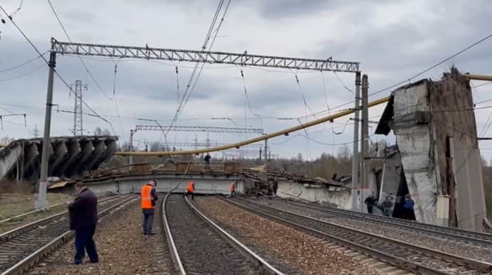 Bridge collapses onto railway tracks in Russia, 5 injured, 1 dead – photo