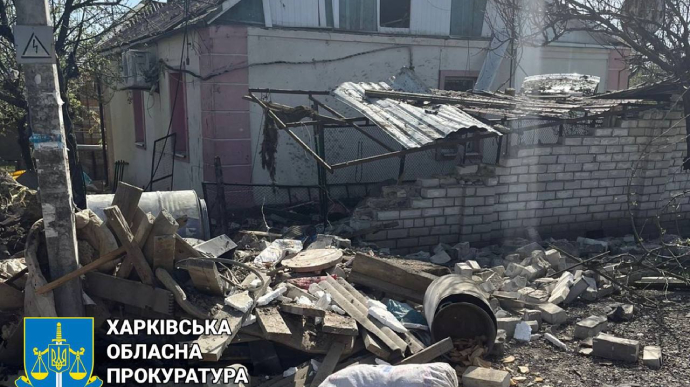 Харьков: россияне разбомбили частный дом, ранив женщину и ее сына