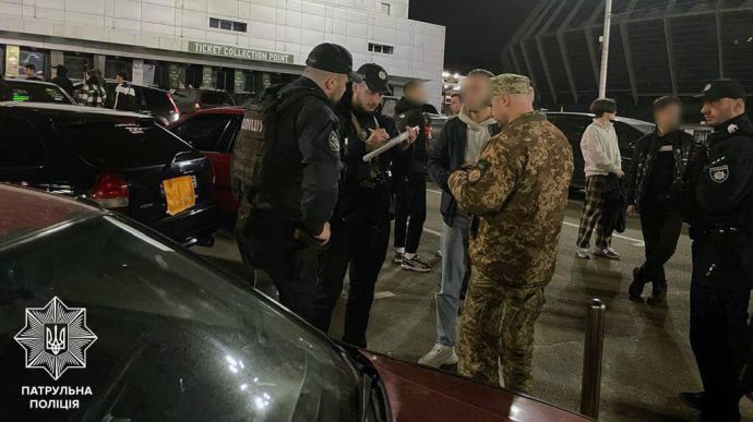 В Киеве на мероприятие любителей форсажа пригласили военкомов раздать повестки – полиция