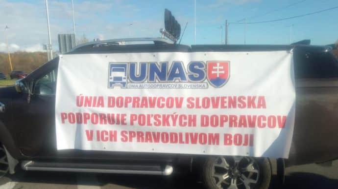 Блокада: на кордоні з Польщею стоять тисячі вантажівок, зі Словаччиною – сотні