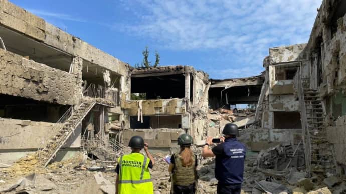 Ukrainian authorities post video showing aftermath of Russian missile strikes on centre of Chuhuiv: 8 people injured – photo, video