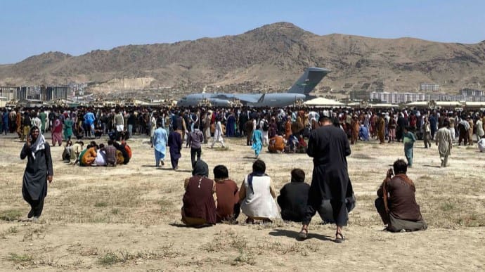 В аэропорту Кабула эвакуации ждут более 10 000 человек