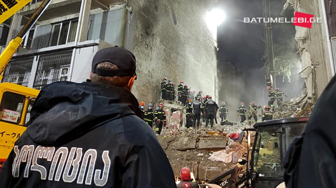 Обрушение дома в Батуми: погибли 6 человек, еще троих ищут