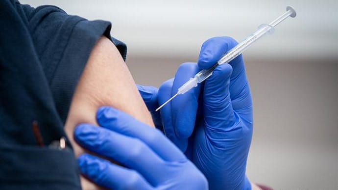 У Німеччині медсестра підмінила вакцину від COVID-19 на фізрозчин