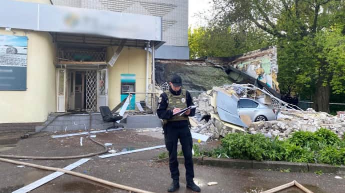 Зробили підкоп, але перестаралися з вибухом: затримали грабіжників банку в Чернігові
