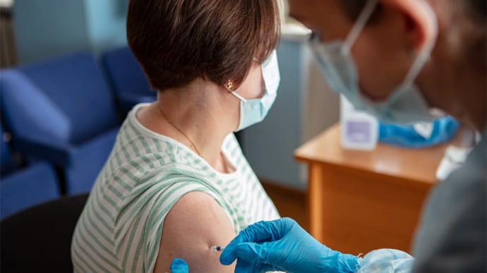 В Україні ковід-вакцину отримали ще 122 тисячі людей 