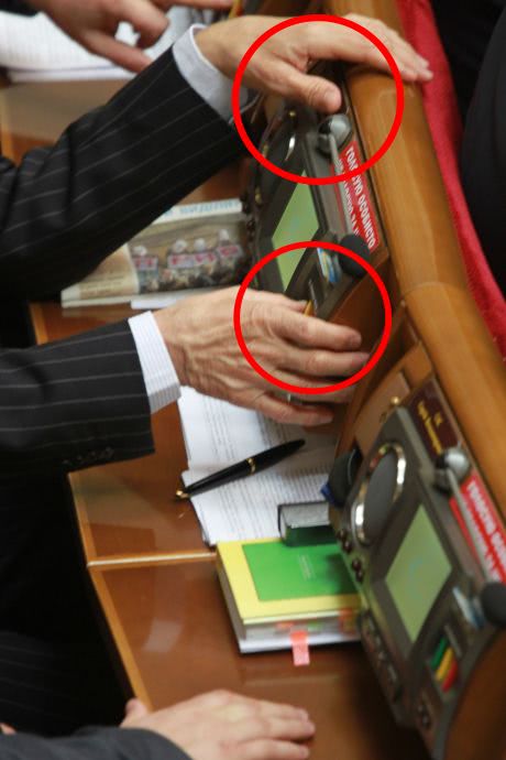 Кириленко голосует за коллегу Павловского. Фото ПР