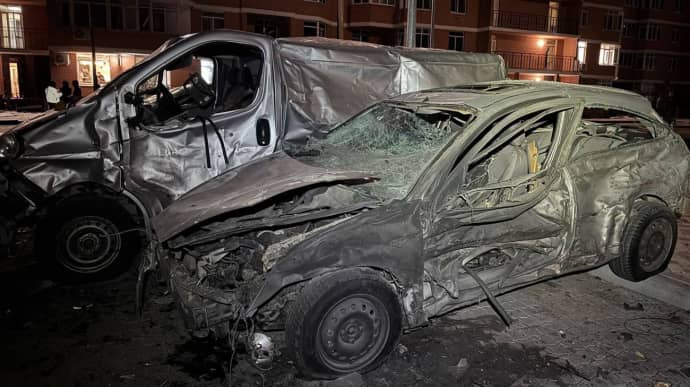 В Одессе из-за атаки Шахедов повреждены многоэтажки, админздания, сгорели машины