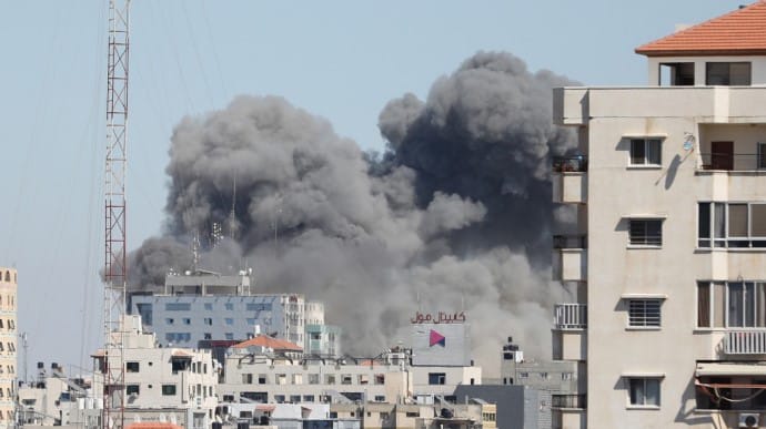 В Секторе Газа взорвана башня ХАМАС, где как живой щит работали СМИ – Израиль