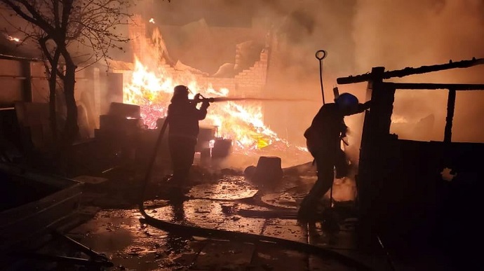 Луганщина: росіяни зруйнували 7 будинків і втретє влучили в нафтопереробний завод