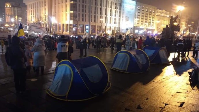 На Майдане продолжаются протесты, метро 6 часов проверяли из-за минирования