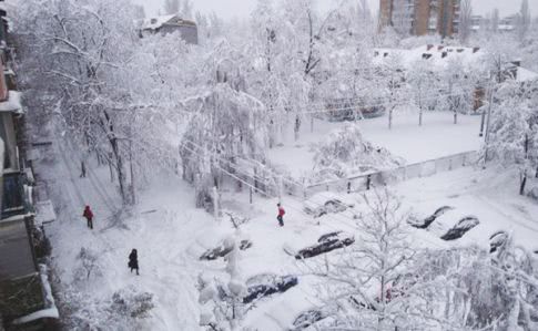 В Киеве пробки из-за снега, водителей призывают парковаться правильно
