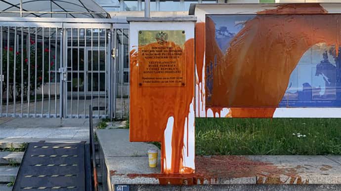 Russian Embassy in Prague doused in blood – video, photo