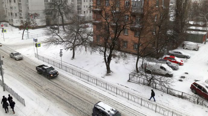 Киев расчищает дороги, но ждет еще большего снегопада