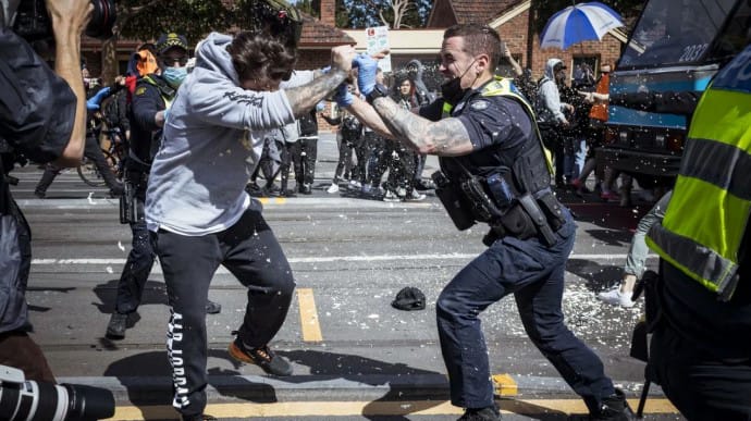 Протесты коронаскептиков в Австралии: сотни задержанных и пострадавшие полицейские