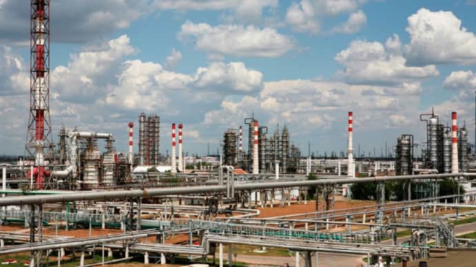 В России горит один из крупнейших нефтеперерабатывающих заводов в стране