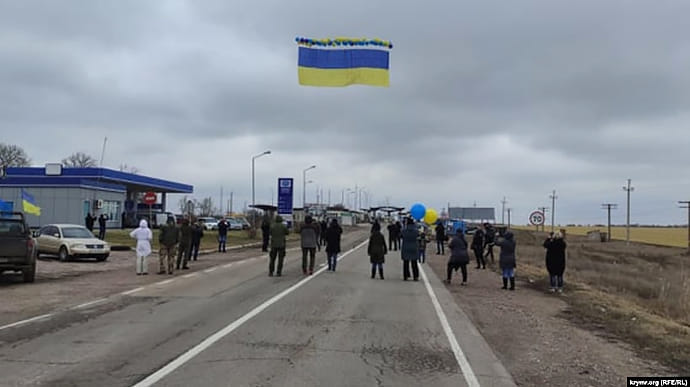 У бік Криму запустили український прапор із посланнями
