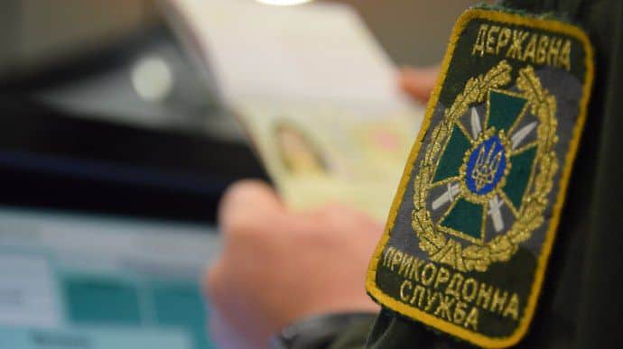 Ukraine's border guards stop 2,000 government officials from leaving Ukraine