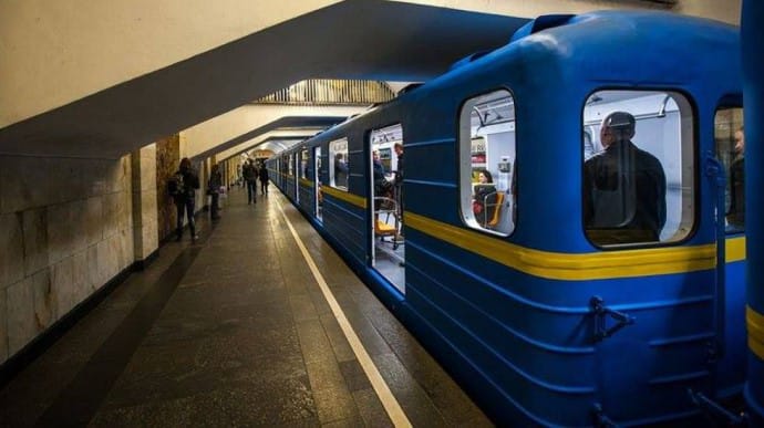 Человек погиб под поездом метро в Киеве