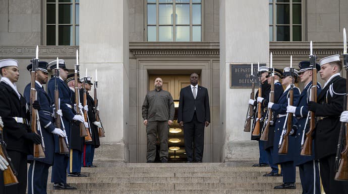 Министр обороны США за закрытыми дверями встретился с Умеровым в Пентагоне