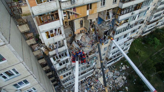 Зеленский вручил первые 12 квартир пострадавшим от взрыва на Позняках