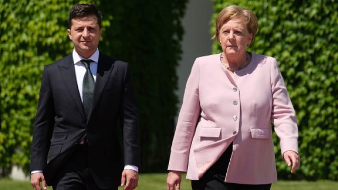 Меркель прилетела в Украину и уже ведет переговоры с Зеленским