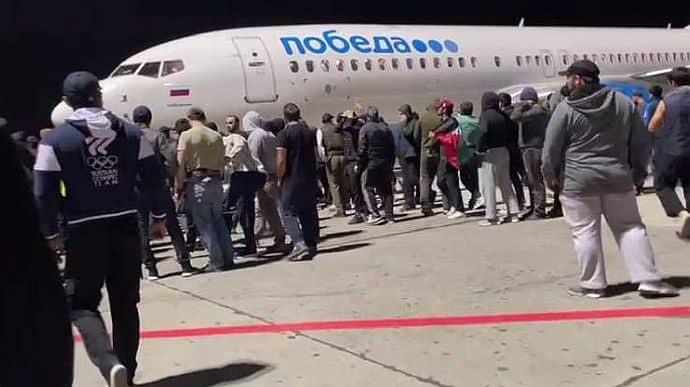 Натовп прорвався в аеропорт Махачкали через рейс із Тель-Авіва | Українська  правда