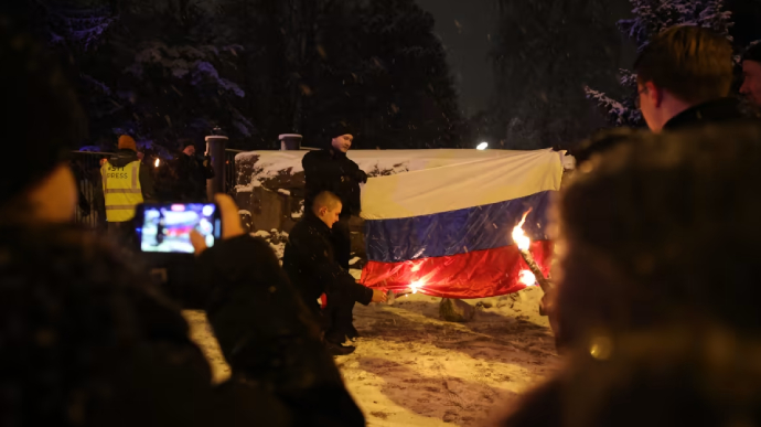 Росія влаштувала демарш Фінляндії через спалений прапор РФ у Гельсінкі