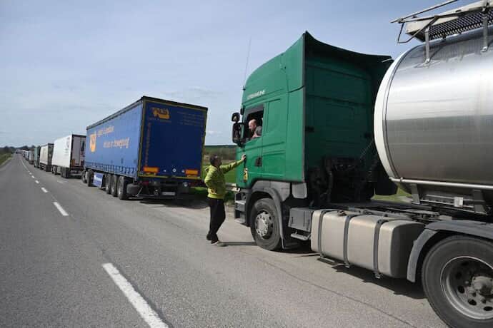 Polish border guards block entry of petrol tankers and humanitarian aid to Ukraine