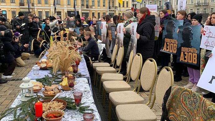 Родичі полонених азовців влаштували різдвяну акцію в Києві