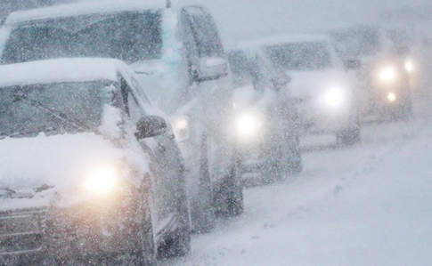 Укравтодор отрапортовал, что снег на дорогах пока не мешает