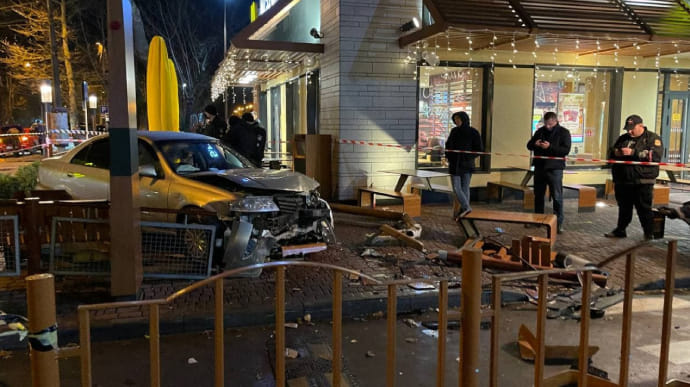 Автомобіль врізався в одеський МакДональдс: постраждала дівчина