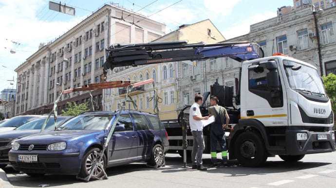Інспекція з паркування відкидає звинувачення ОГП, евакуатори продовжують роботу в Києві