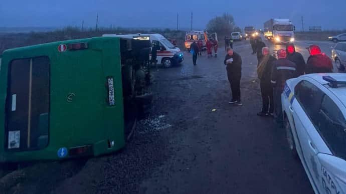 На Львівщині перевернувся рейсовий автобус, 16 людей постраждали