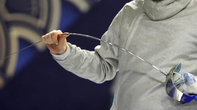 Russian fencer curses out Ukrainian opponent refusing to shake hands – video