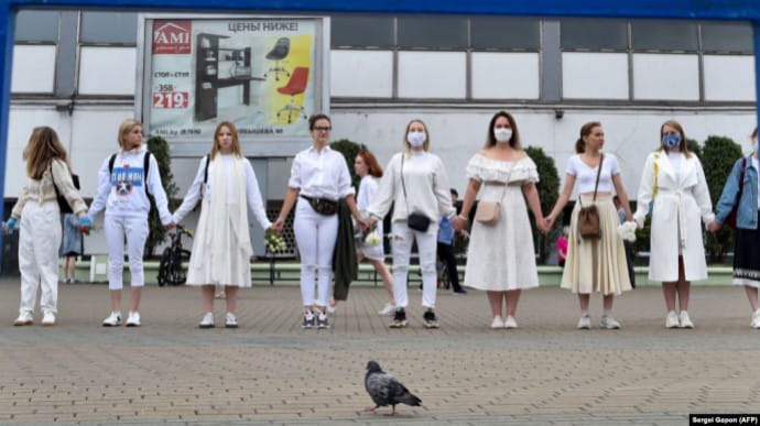 Женщины в Минске создали цепь солидарности