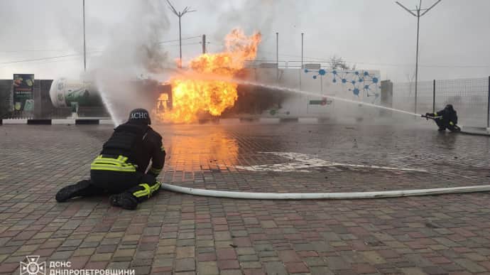На Дніпропетровщині через обстріл росіян спалахнула АЗС 