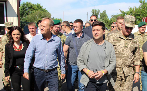 Зеленский и Туск в Станице Луганской зашли вглубь зоны разведения