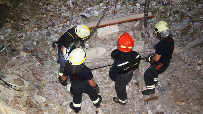 Russian strikes on Dnipro: body found under rubble and injured person died in hospital